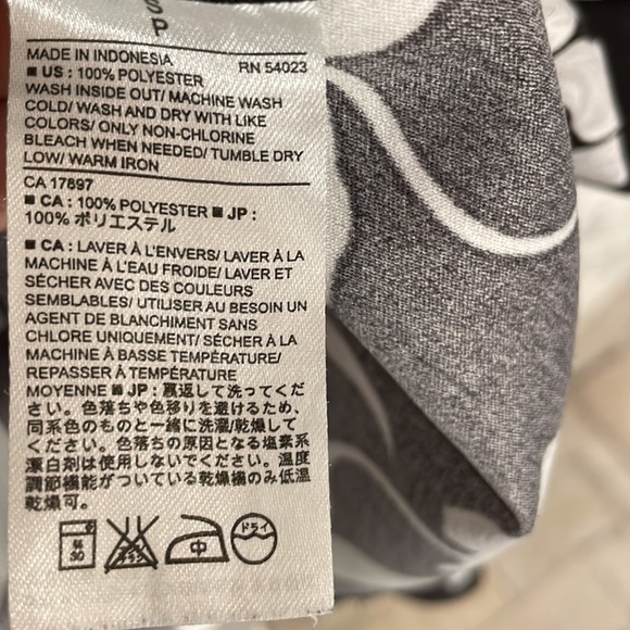 Banana Republic Factory black/white Floral Peplum Short Sleeve Blouse. Size S - Picture 5 of 10